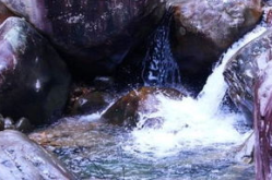 石上泉水流(打一字),一字生辉